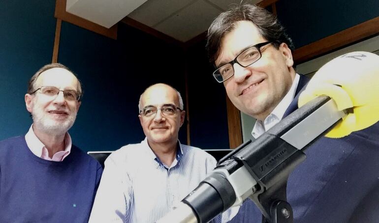 José Antonio Cagigas, Pedro Aresti y Pablo de Castro en el estudio de la Ventana de Cantabria 