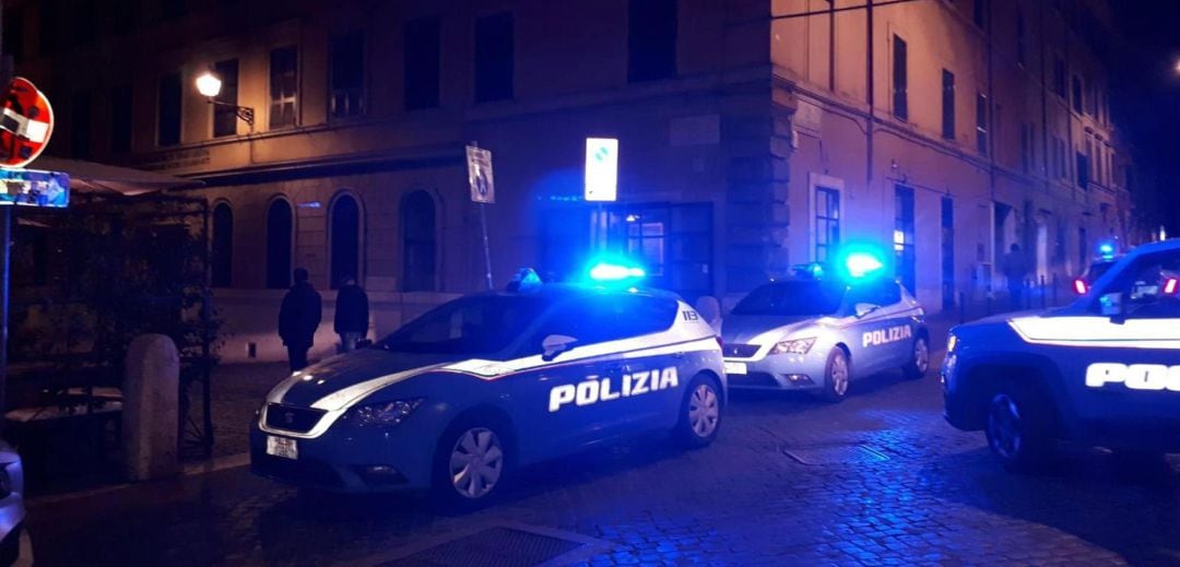 Oficiales de policía y personal médico acuden al lugar de una pelea en el centro de Roma, Italia, el 13 de febrero de 2019