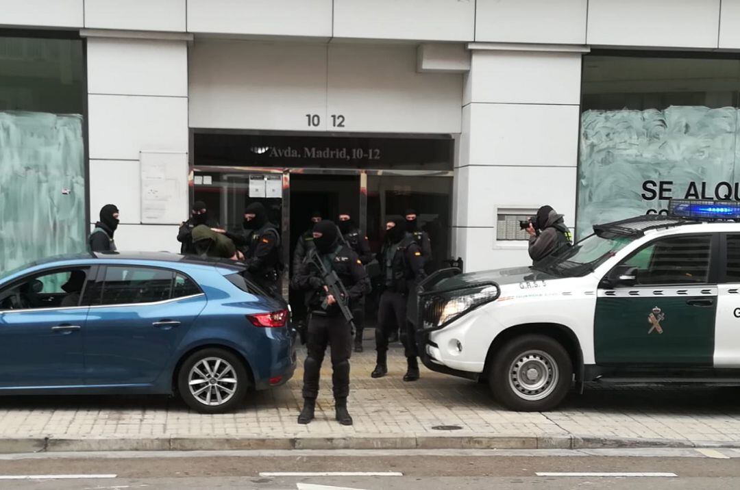 Momento de la salida del detenido del portal de su vivienda 