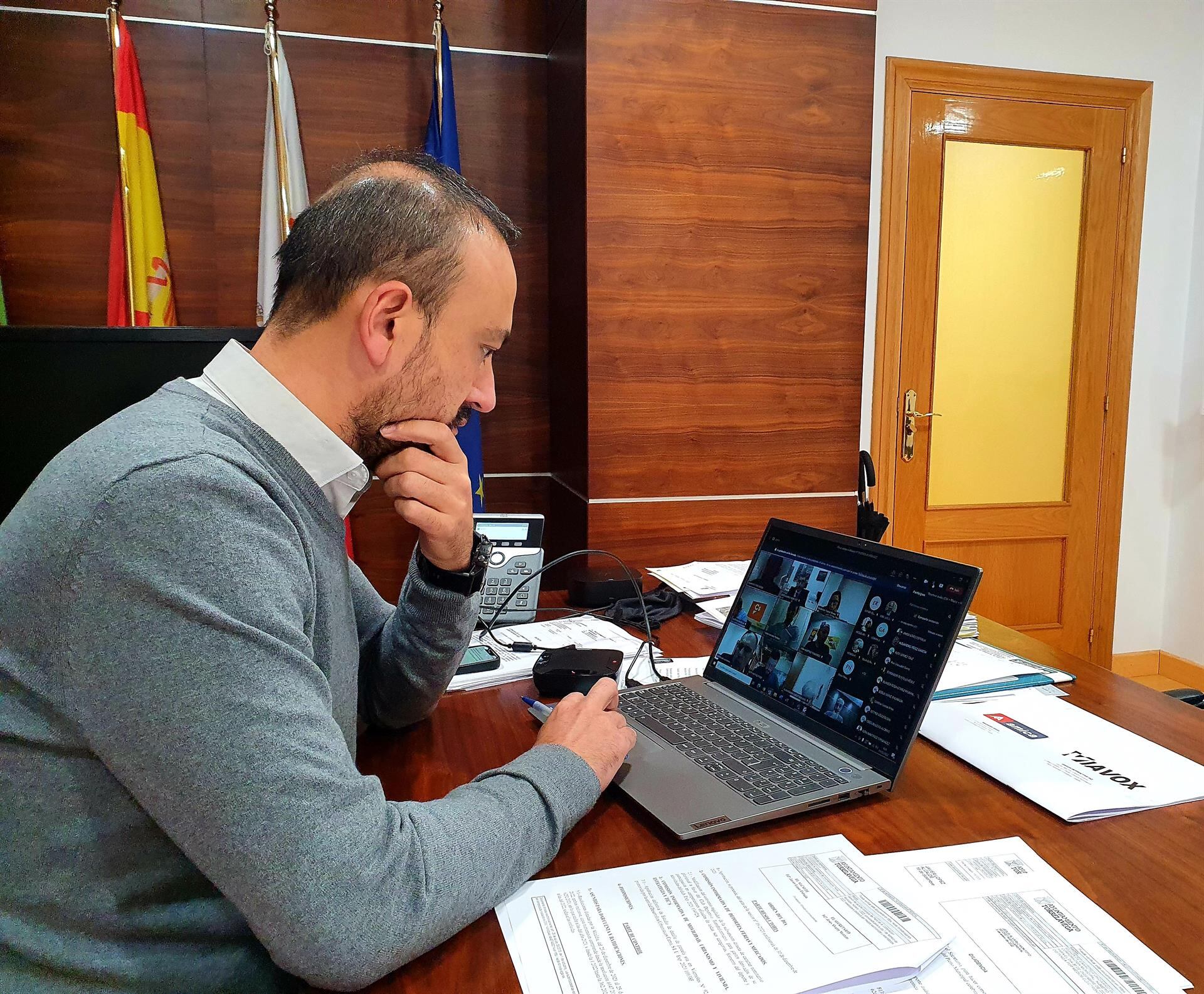 El alcalde de Torrelavega, Javier López Estrada, durante un Pleno telemático