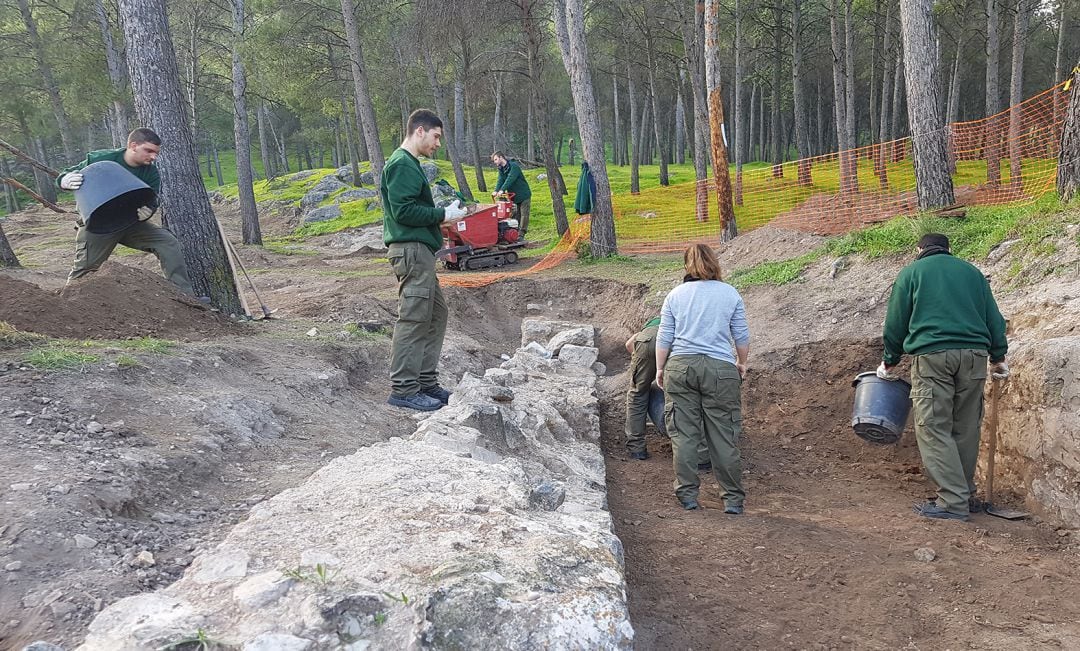 Varias personas trabajan en la recuperación del sendero medieval.