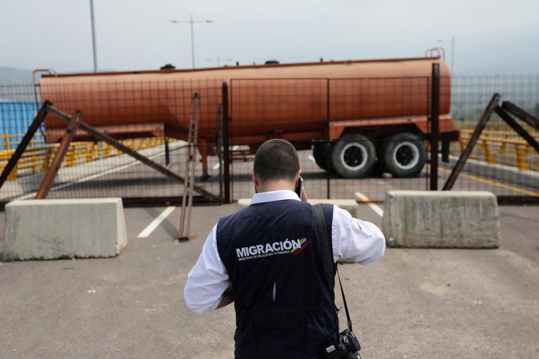 Un camión cisterna bloquea el paso de vehículos en el puente fronterizo de Tienditas, entre Venezuela y Colombia.