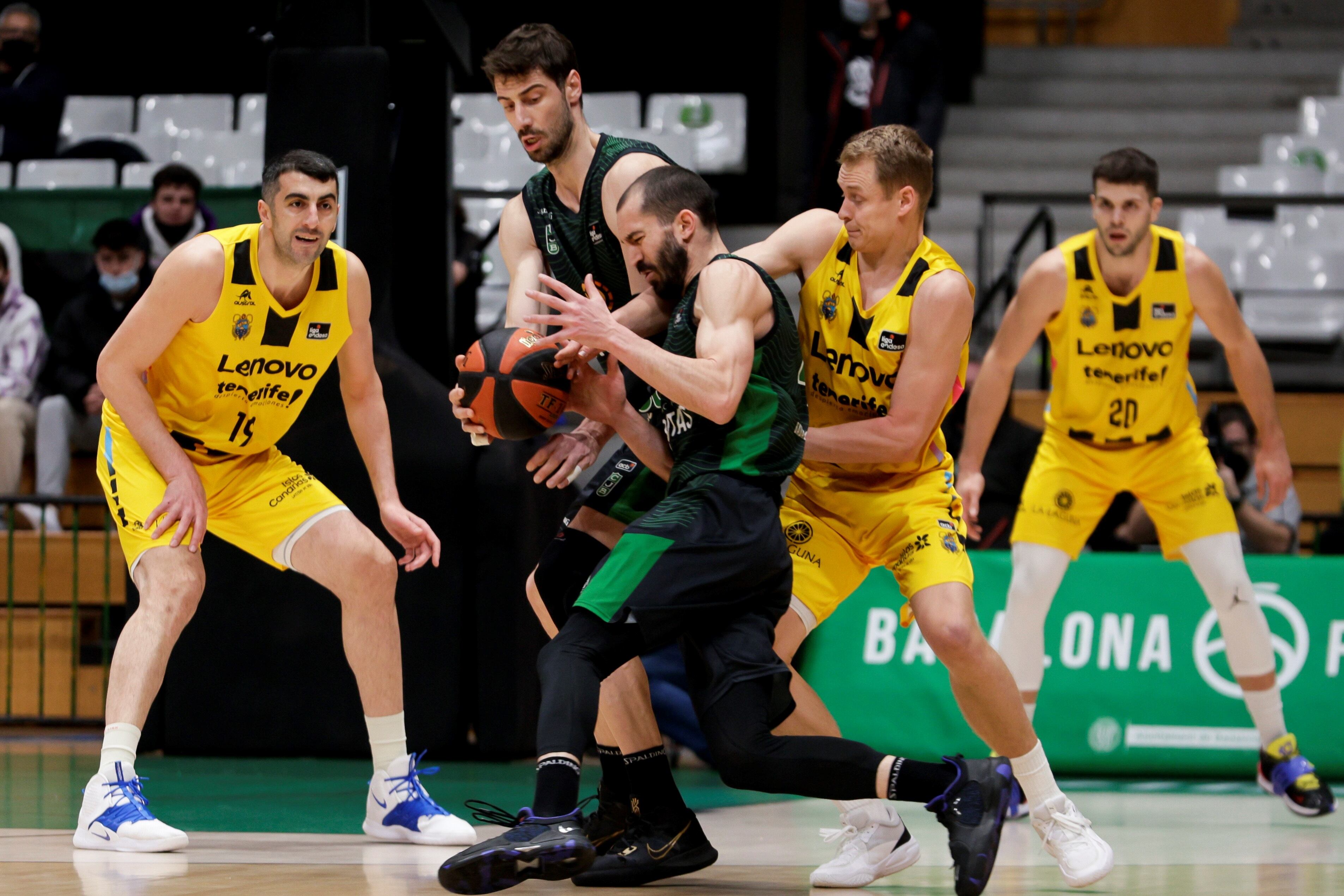 BADALONA (BARCELONA), 12/02/2022.-El escolta del Joventut de Badalona, Pau Ribas (c), lucha con el escolta finlandés del Lenovo Tenerife, Sasu Salin (d), durante el partido de la jornada 22 de la Liga Endesa disputado esta noche en el Pabellón Olímpico de Badalona.- EFE / Quique García