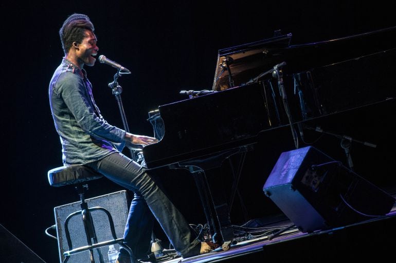 Benjamin Clementine, durante su actuación en Las noches del botánico