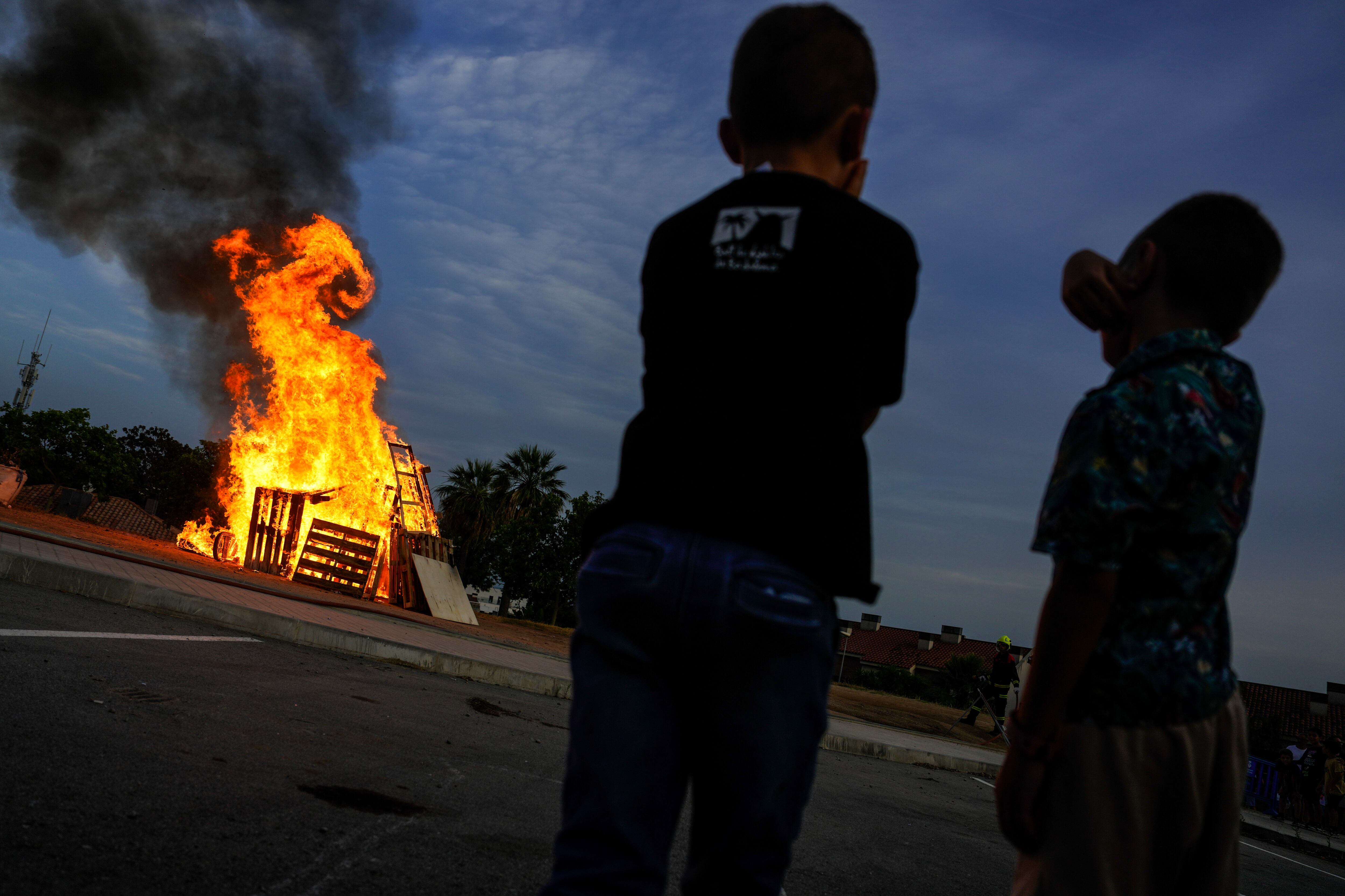 La tradicional hoguera de la verbena de San Juan este lunes en la localidad barcelonesa de El Masnou.