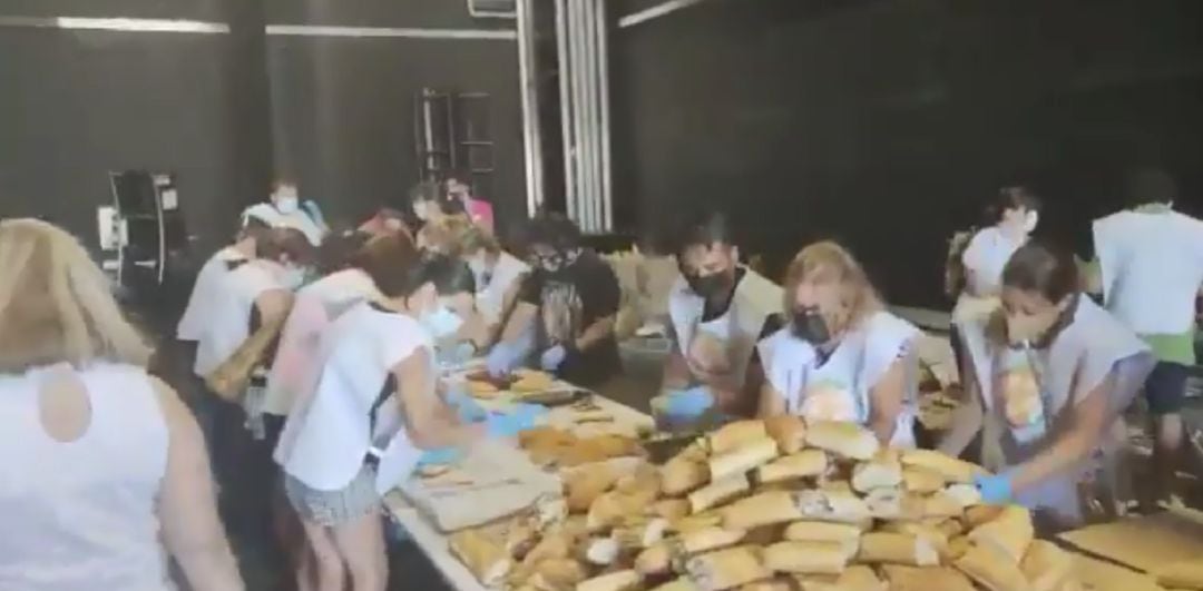 Voluntarios preparando raciones en el Lienzo Norte