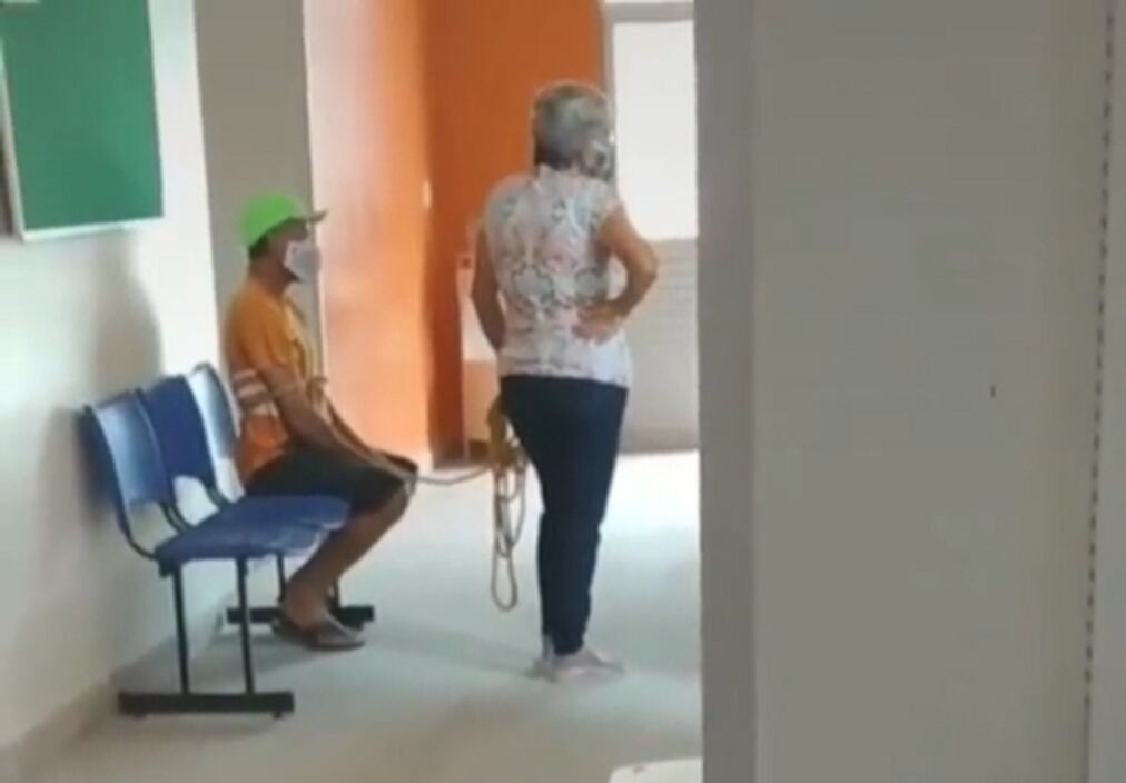 Una mujer ata a su marido y le lleva a vacunarse