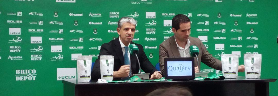 Juan Juárez (i), junto al nuevo patrocinador del Toledo Saúl Álvarez