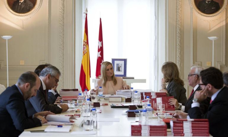 Fotografía facilitada por la Comunidad de Madrid de su presidenta, Cristina Cifuentes durante el Consejo de Gobierno extraordinario en el que se ha aprobado el proyecto de ley de presupuestos para 2016