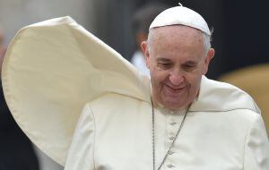 VAT11 ROMA (ITALIA) 26/11/2014.- Una racha de viento levanta la capa de la sotana del papa Francisco mientras preside la audiencia general de los miércoles en la Plaza de San Pedro del Vaticano, hoy, 26 de noviembre de 2014. EFE/Ettore Ferrari