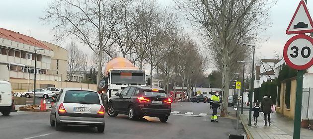 Calle que ha sido acordonada, tras la rotura de una acometida de gas natural en la esquina entre Francia y Alemania