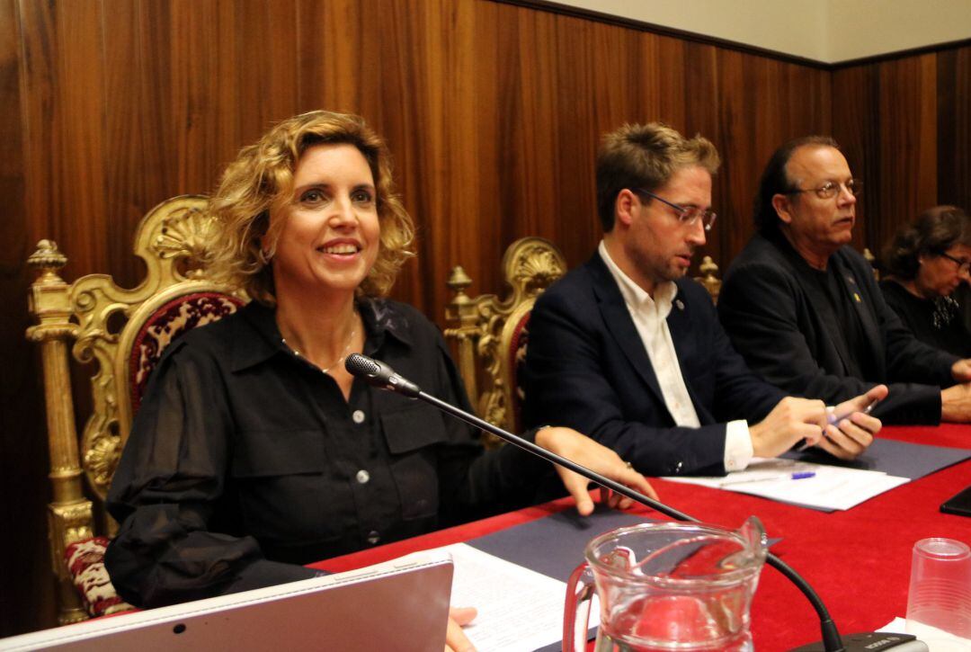L'alcaldessa, Marta Felip, en primer terme moments abans que l'oposició tombés la seva renúncia