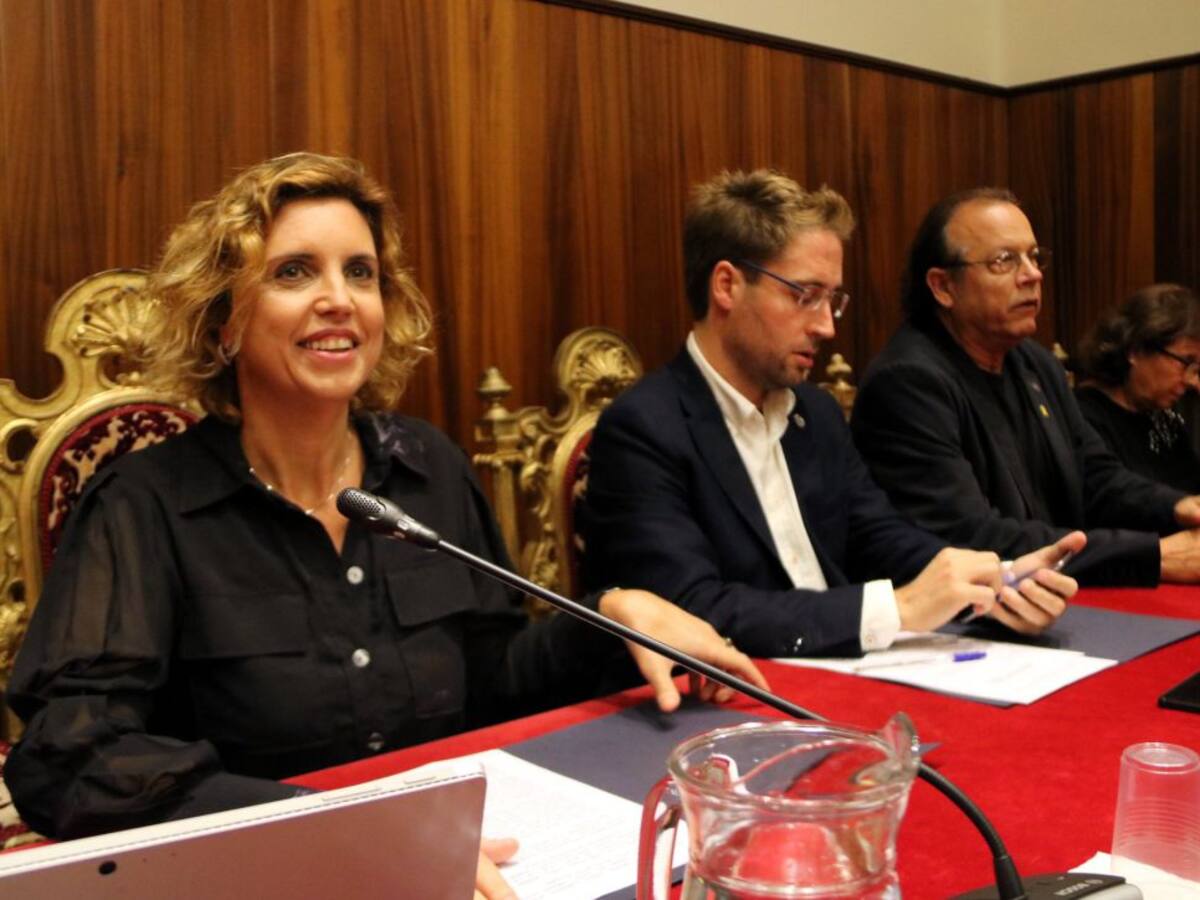 Marta Felip: "Comencem una sessió extraordinària i urgent convocada per la meva renúncia a l'alcaldia"