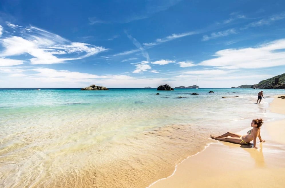 Es una amplia playa arenosa, de ambiente tranquilo y transparentes aguas.