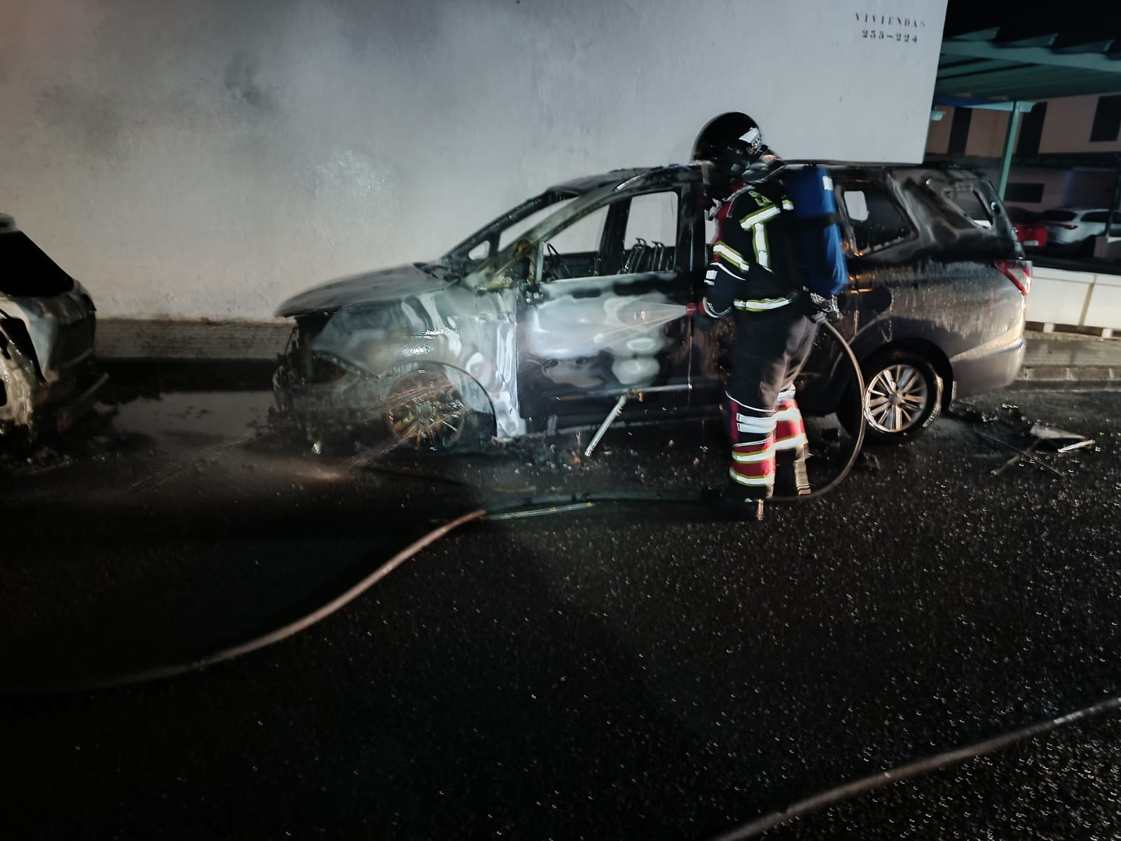 Bombero sofocando el incendio de un vehículo en Playa Blanca, Lanzarote.