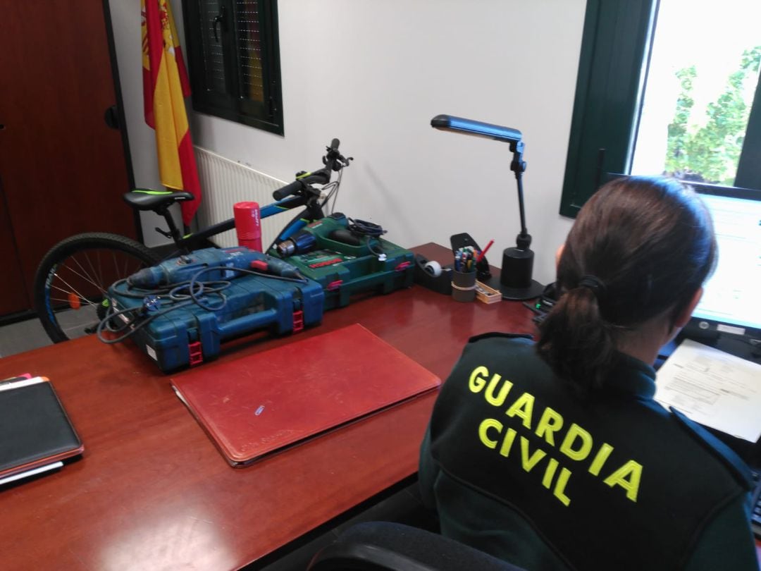 Agente de la Guardia Civil durante una investigación