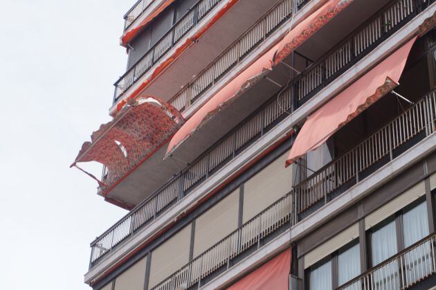 Toldos en un edificio de la Avenida Chapí de Elda