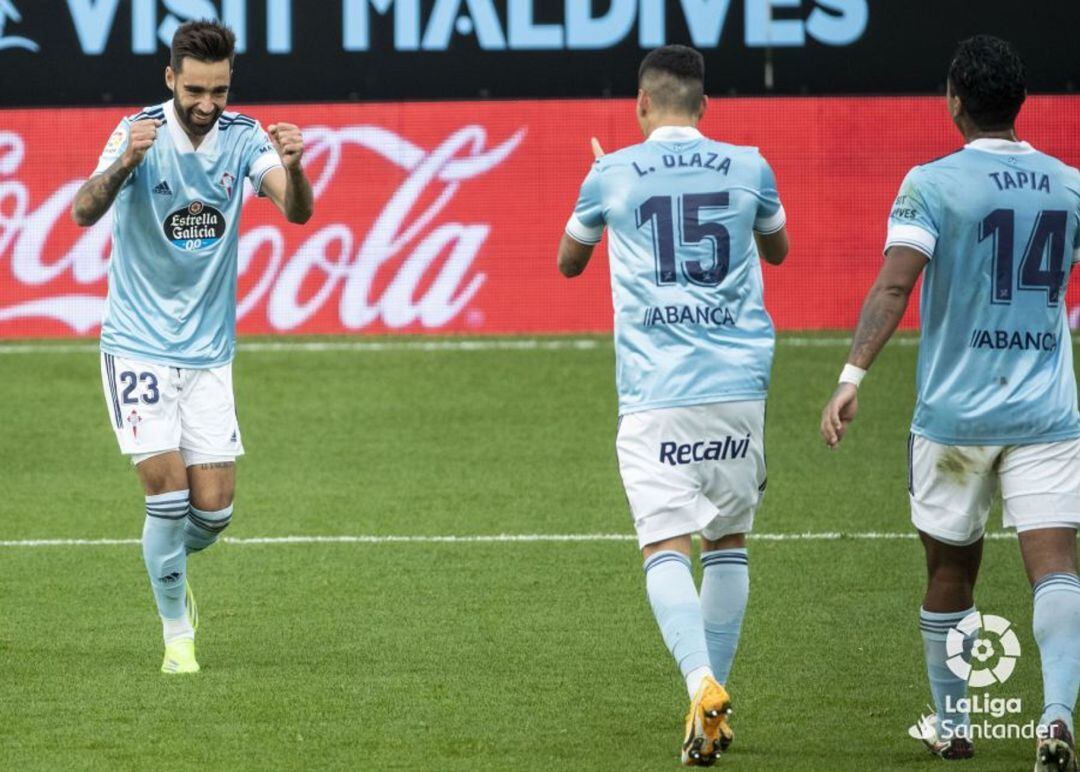 Brais Méndez celebra con Olaza el primer gol del Celta ante el Alavés en Balaídos.