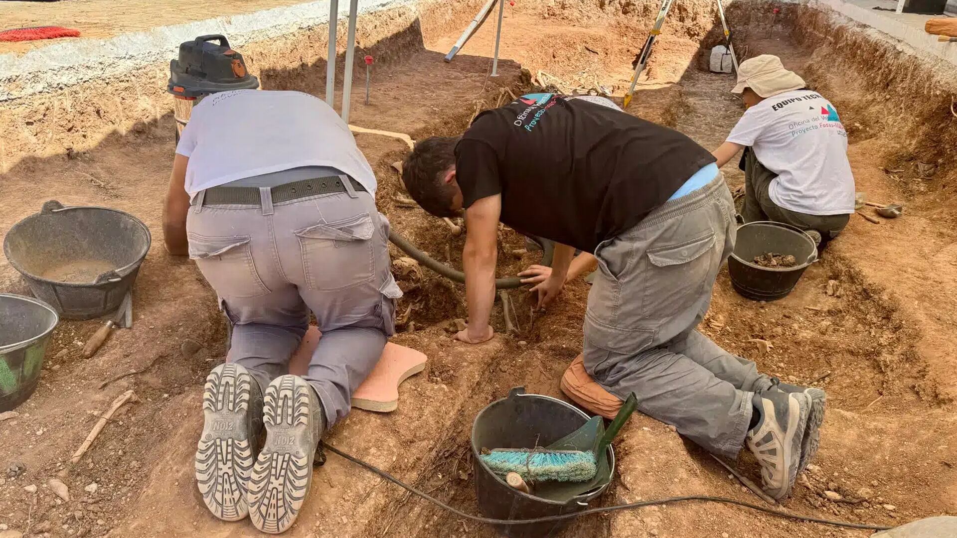 Trabajos de exhumación en una de las fosas comunes halladas en el cementerio de Campillos