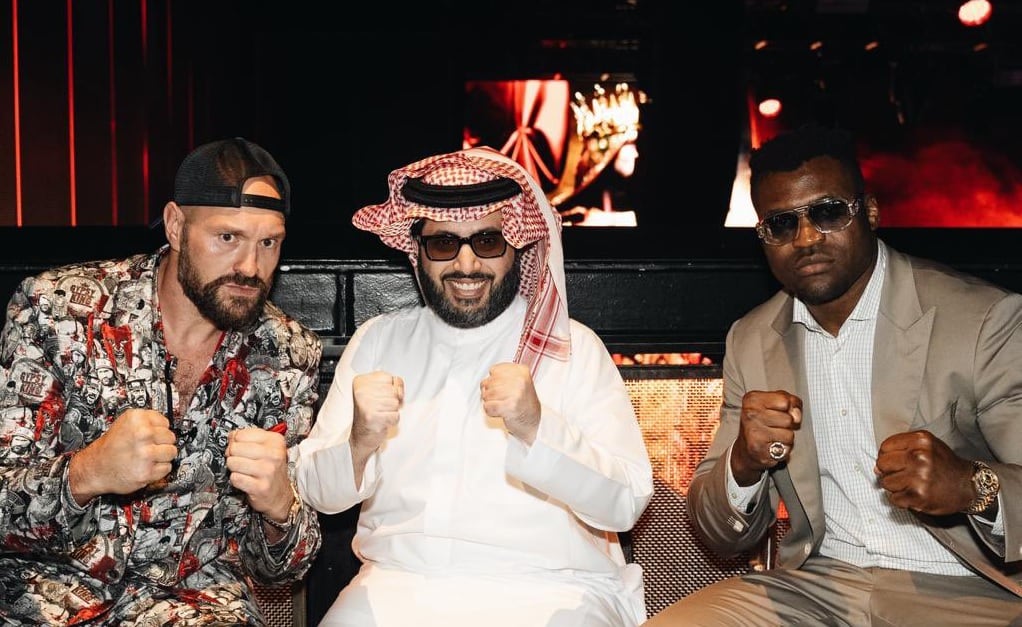 El presidente del Almería con los boxeadores Tyson Fury y Francis Ngannou.