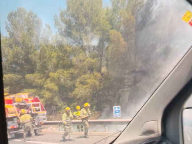 Incendio en la A7 a la altura del port de Càrcer. Fuente: VOST Comunitat Valenciana.
