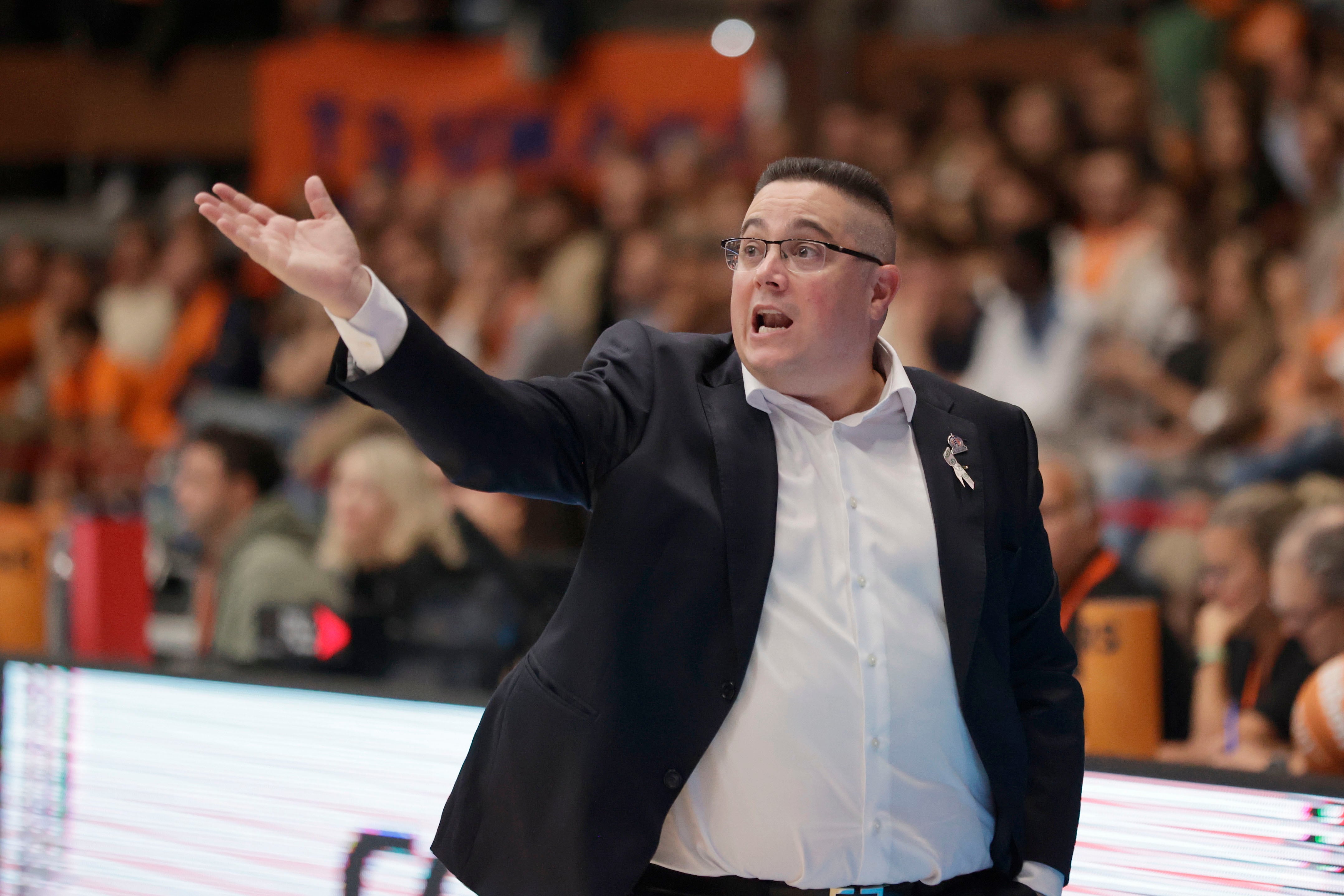 A CORUÑA, 19/10/24.- El entrenador del Básquet Coruña, Diego Epifanio, durante el encuentro correspondiente a la cuarta jornada de la Liga Endesa que enfrentó a su equipo frente al Unicaja de Málaga en el Coliseum de A Coruña. EFE/Cabalar
