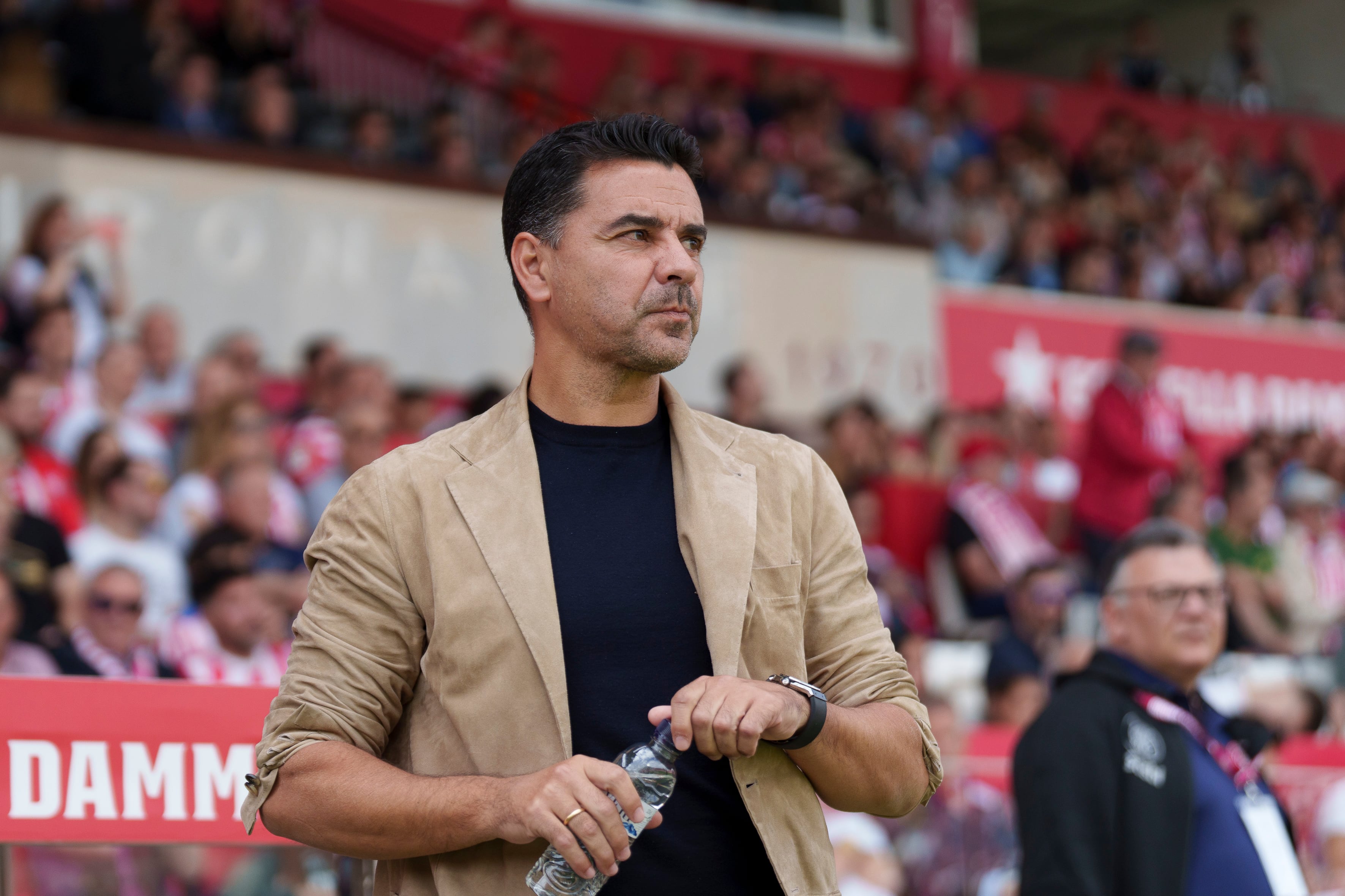 GIRONA, 20/05/2023.- El entrenador del Girona, Míchel, durante el partido ante el Villarreal de LaLiga Santander de la jornada 35 en el estadio municipal de Montilivi. EFE/David Borrat
