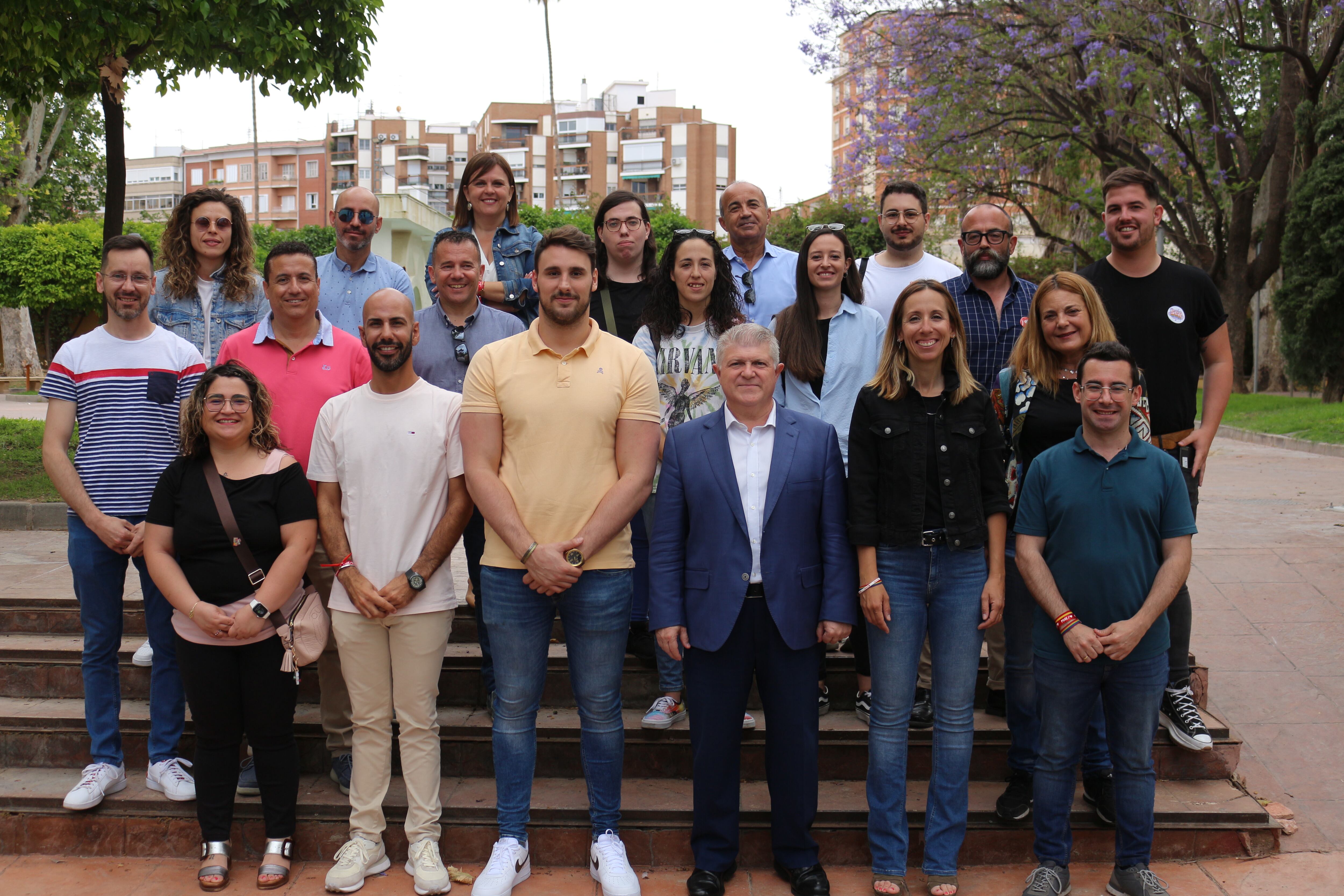 José Vélez junto a miembros de su partido en un acto de campaña