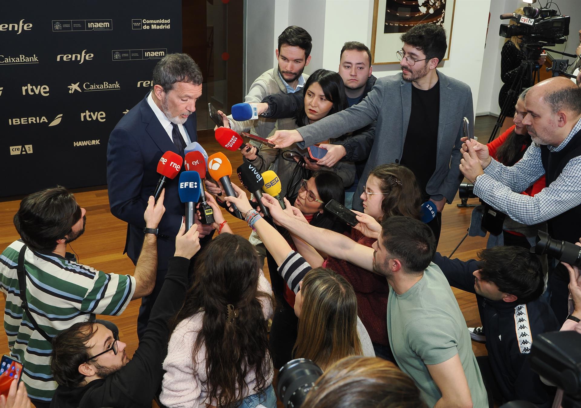 Antonio Banderas atiende a los medios antes de participar en la gala de la Academia de las Artes. - CLAUDIA ALBA/EUROPA PRESS