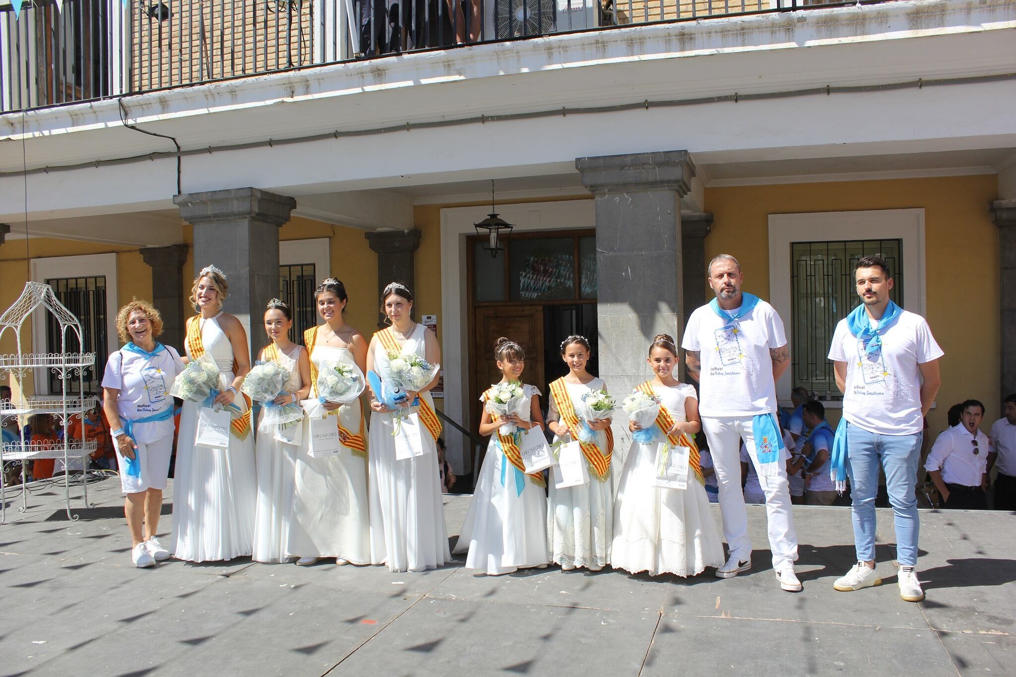 Las Mairalesas en el comienzo de las fiestas de Sariñena con las autoridades encabezadas por el alcalde Juan Escalzo