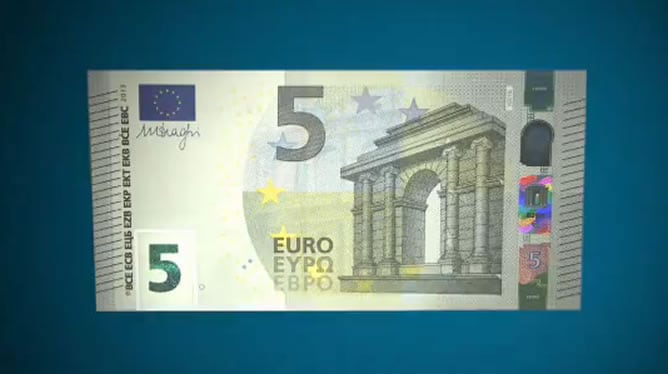 El nuevo billete de 5 euros ya está en circulación.