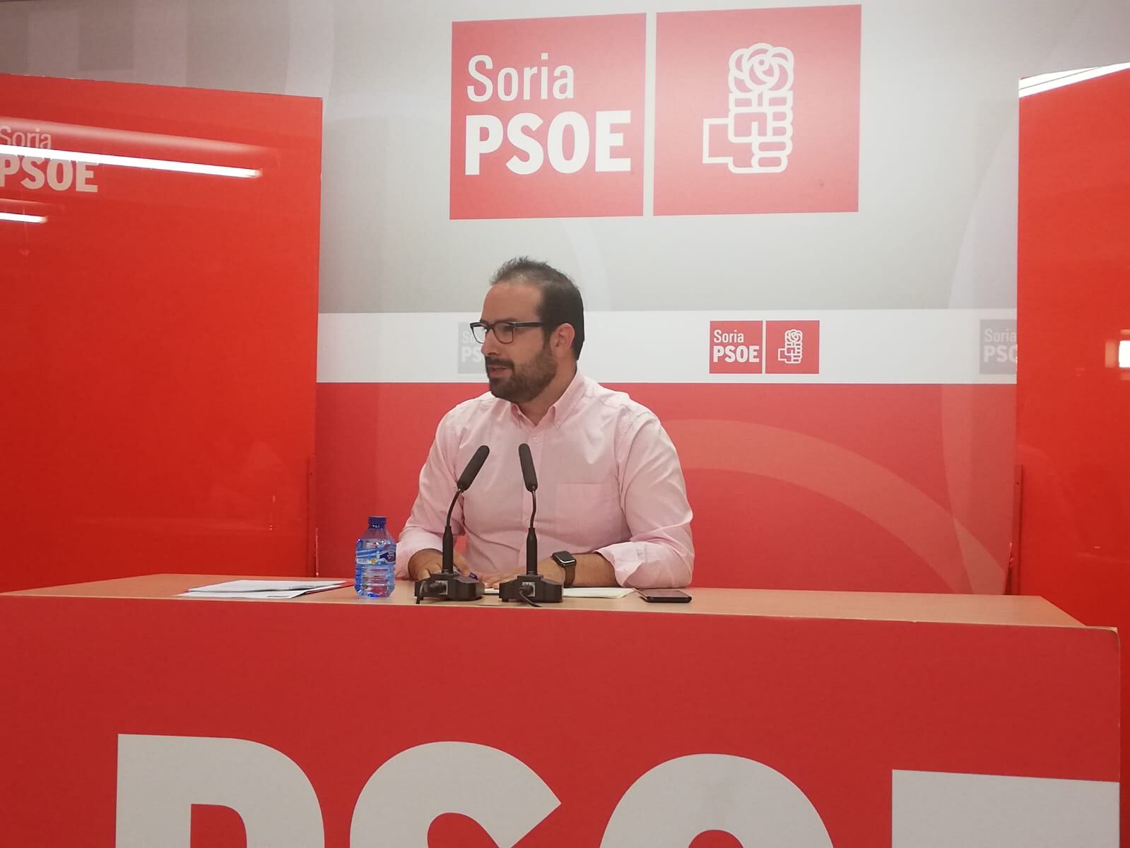 El procurador socialista Ángel Hernández, en rueda de prensa.