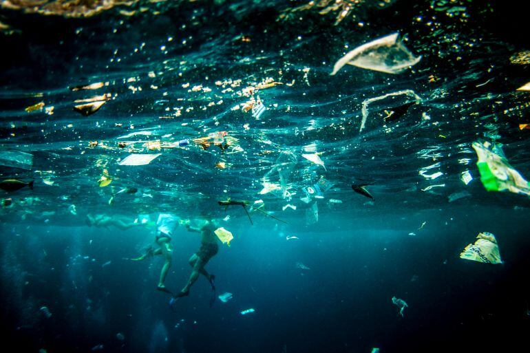 Imagen de residuos en el mar