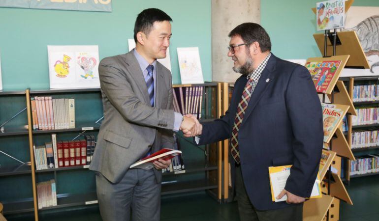 Un grupo de empresarios chinos dona 300 libros a una biblioteca de Leganés