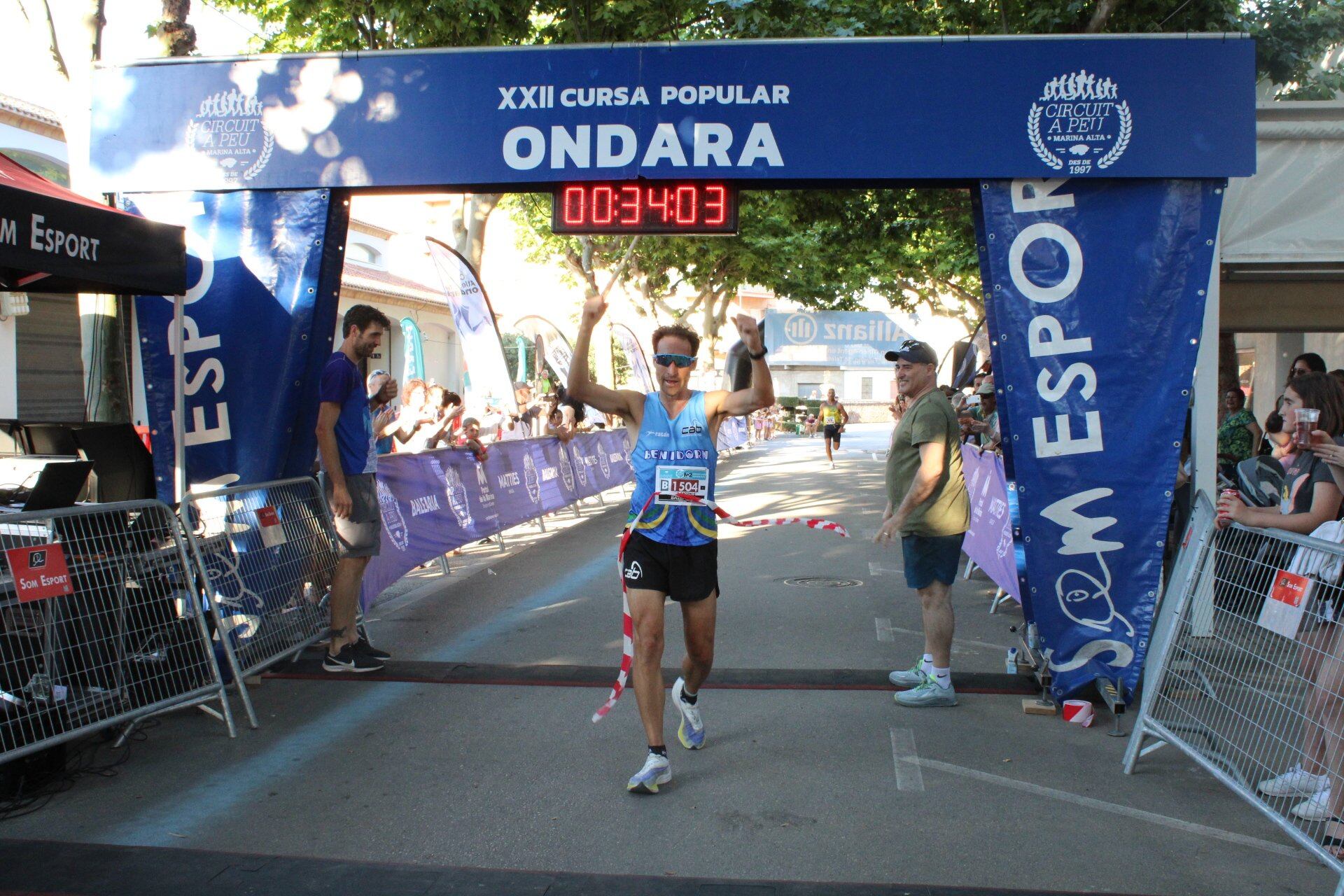 Juan Antonio Fernández entrando en la meta de Ondara.