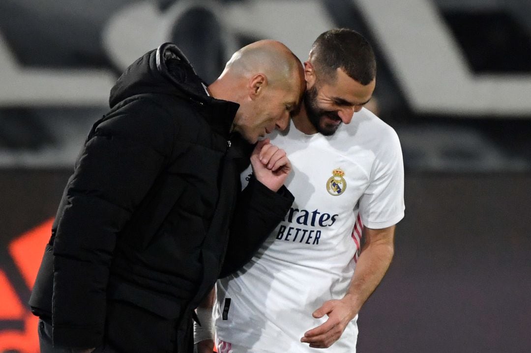 Benzema y Zidane, cómplices durante un partido