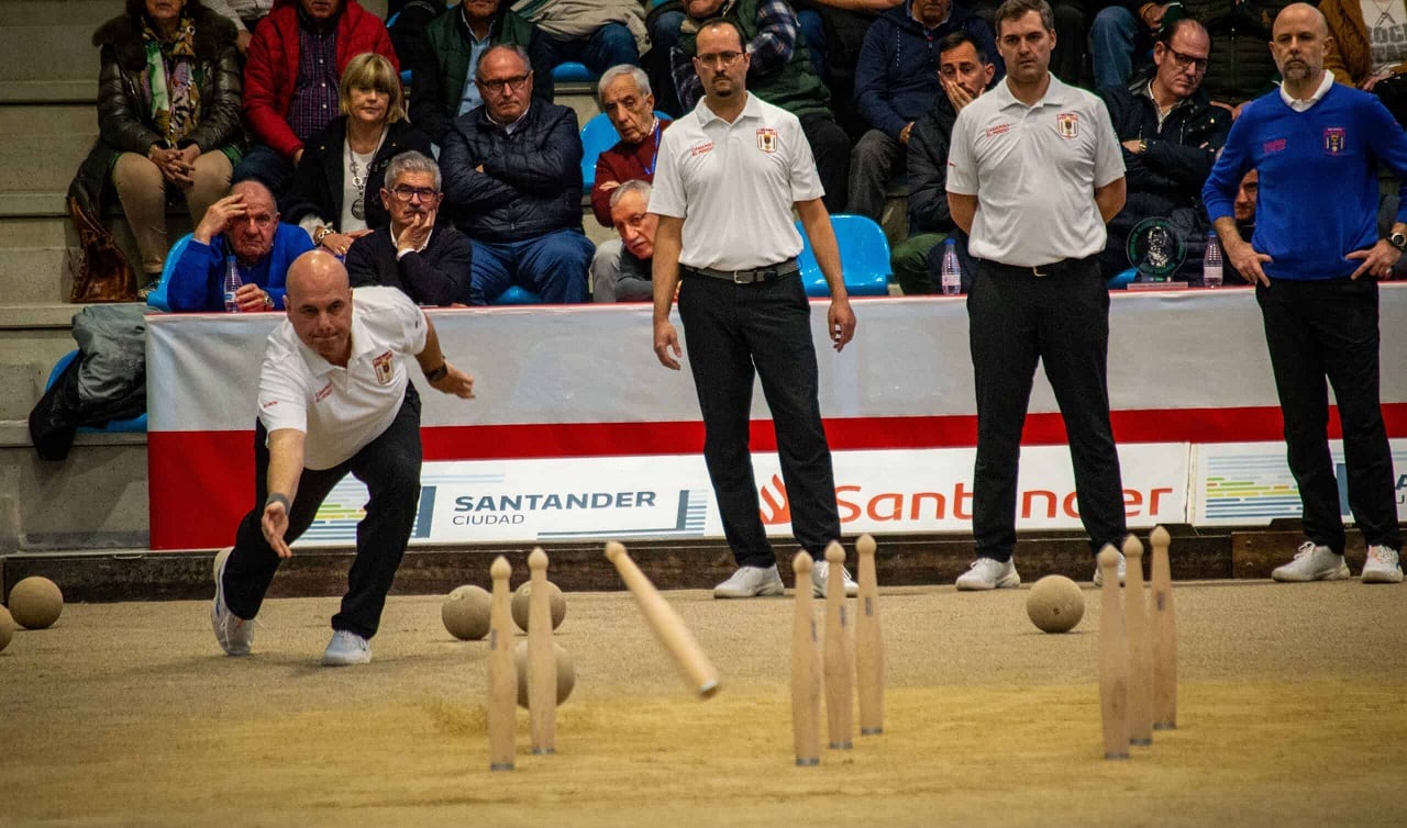 Jesús Salmón, lanzando durante la final de la Copa APEBOL