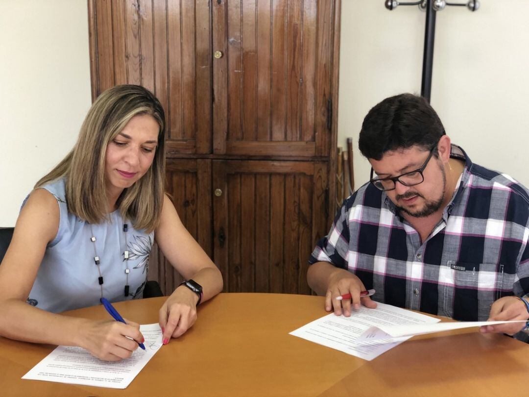 La Firma del convenio para construir el depósito de agua potable.