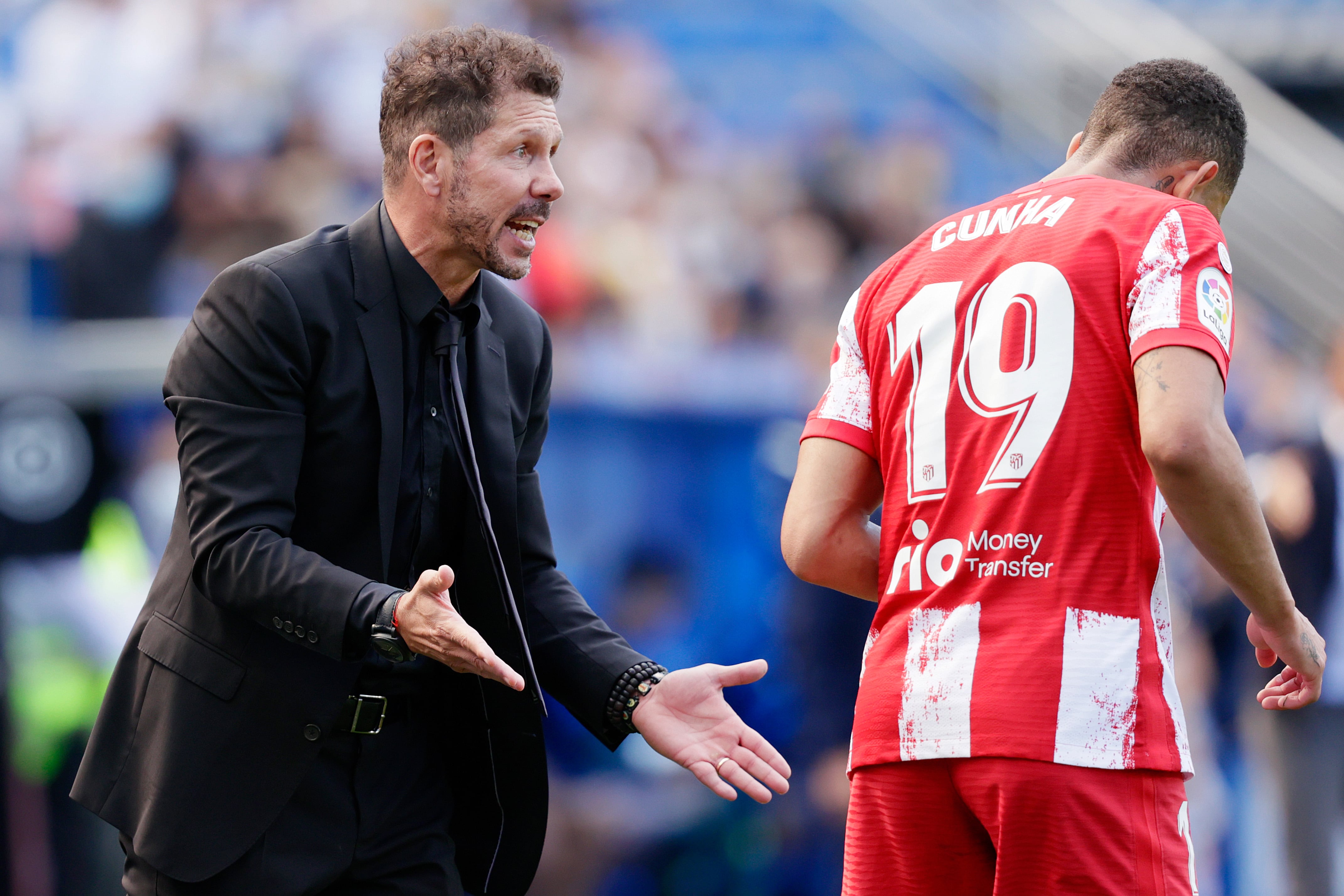 Simeone habla con Cunha durante un partido