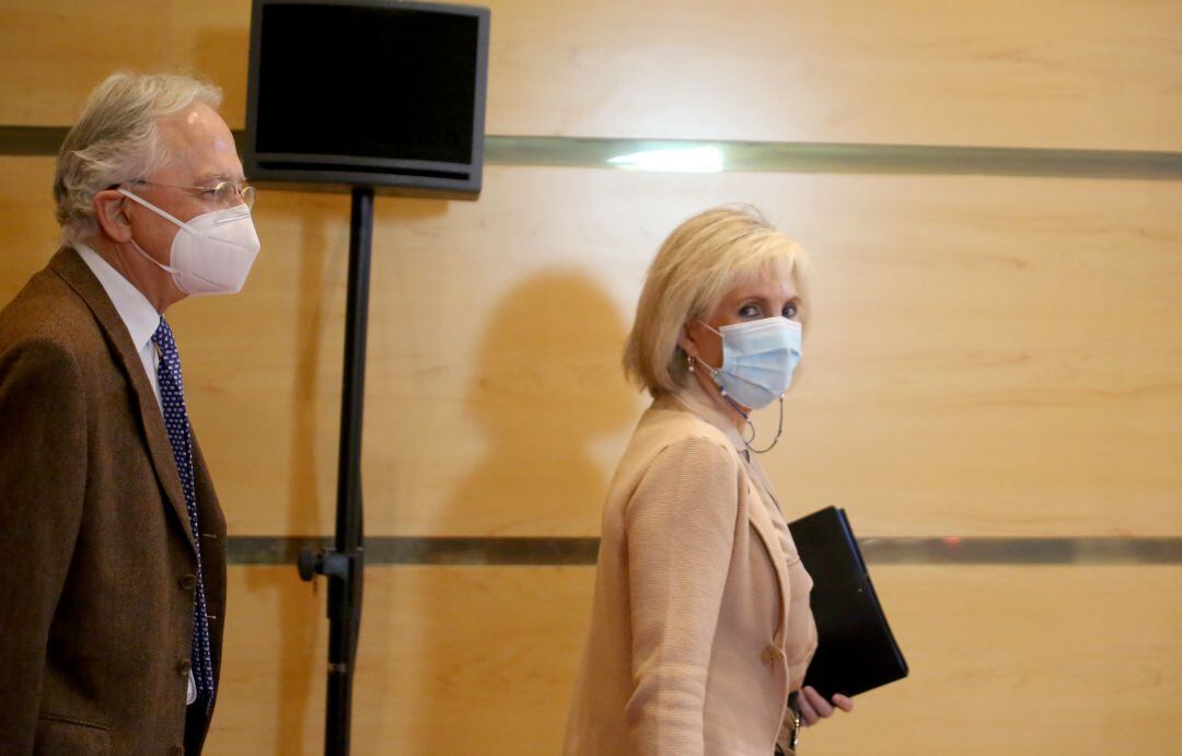 La consejera de Sanidad, Verónica Casado, comparece en rueda de prensa telemática para informar de la situación en la Comunidad en relación a la COVID-19. Junto a ella, el doctor Blanco Varela, coordinador de las UCIs en Castilla y León 