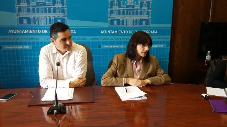 La concejala de Hacienda, Amparo Vidal y concejal de Deportes, Roberto Mendo