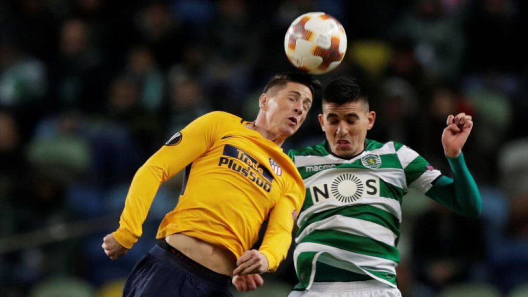 Fernando Torres y Rodrigo Battaglia pugnan por un balón.