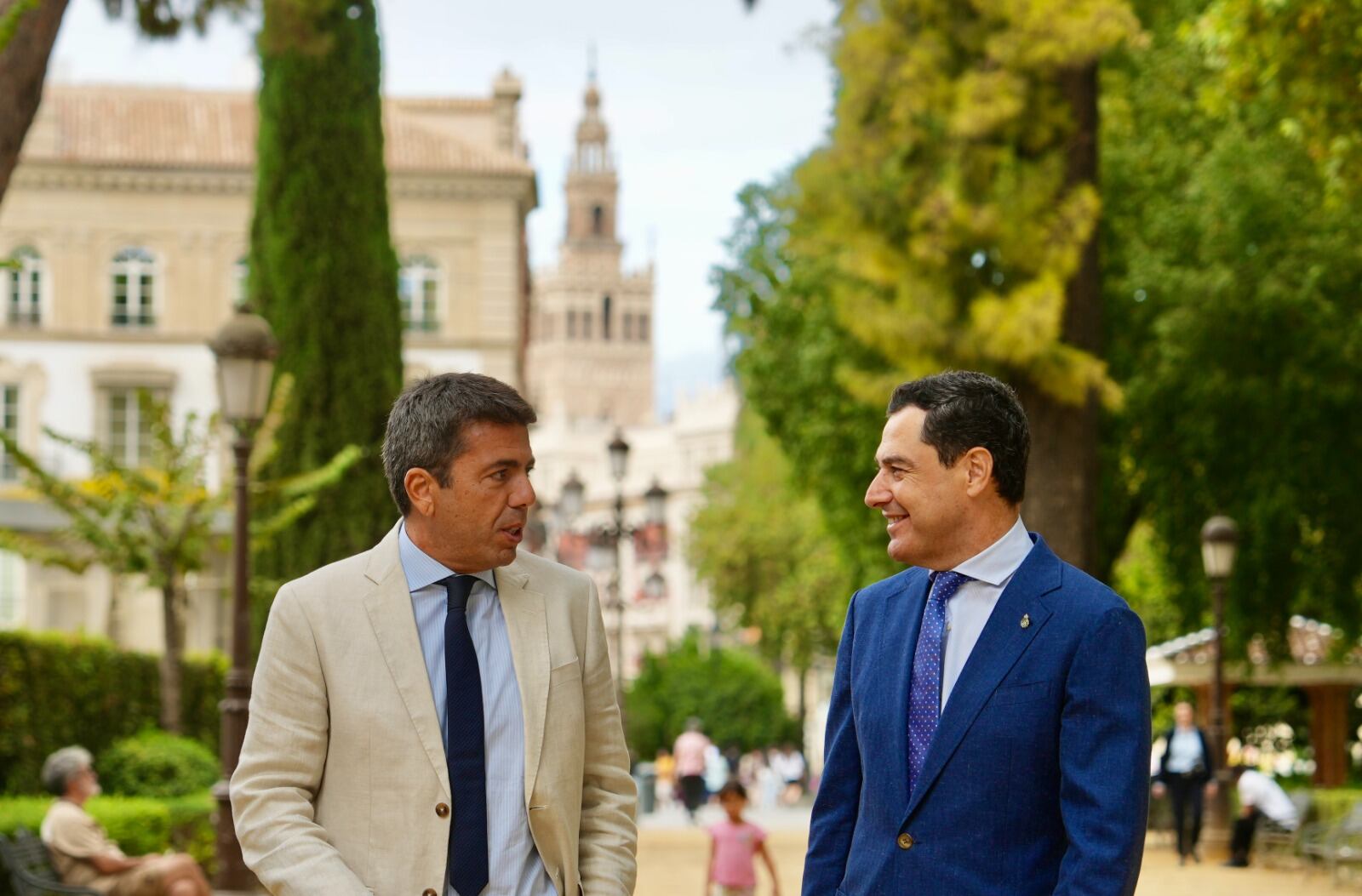 Carlos Mazón y Juanma Moreno en Sevilla.  Foto: Junta de Andalucía