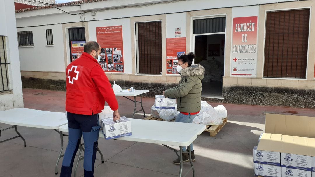 Una de las iniciativas ha sido un reparto especial de alimentos para los beneficiarios de este programa