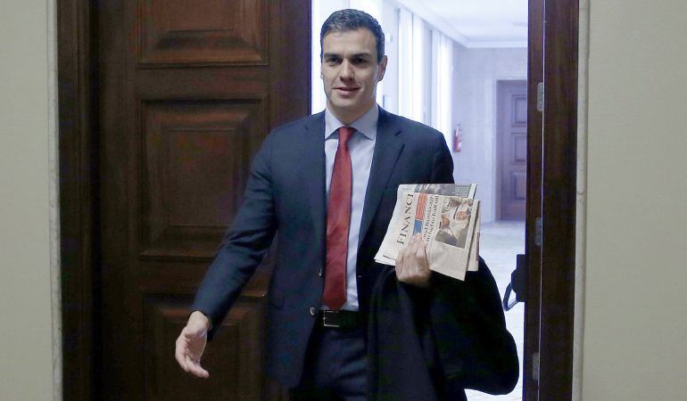 El secretario general del PSOE, Pedro Sánchez, por los pasillos del Congreso, donde continúa hoy con sus contactos de cara al debate de investidura