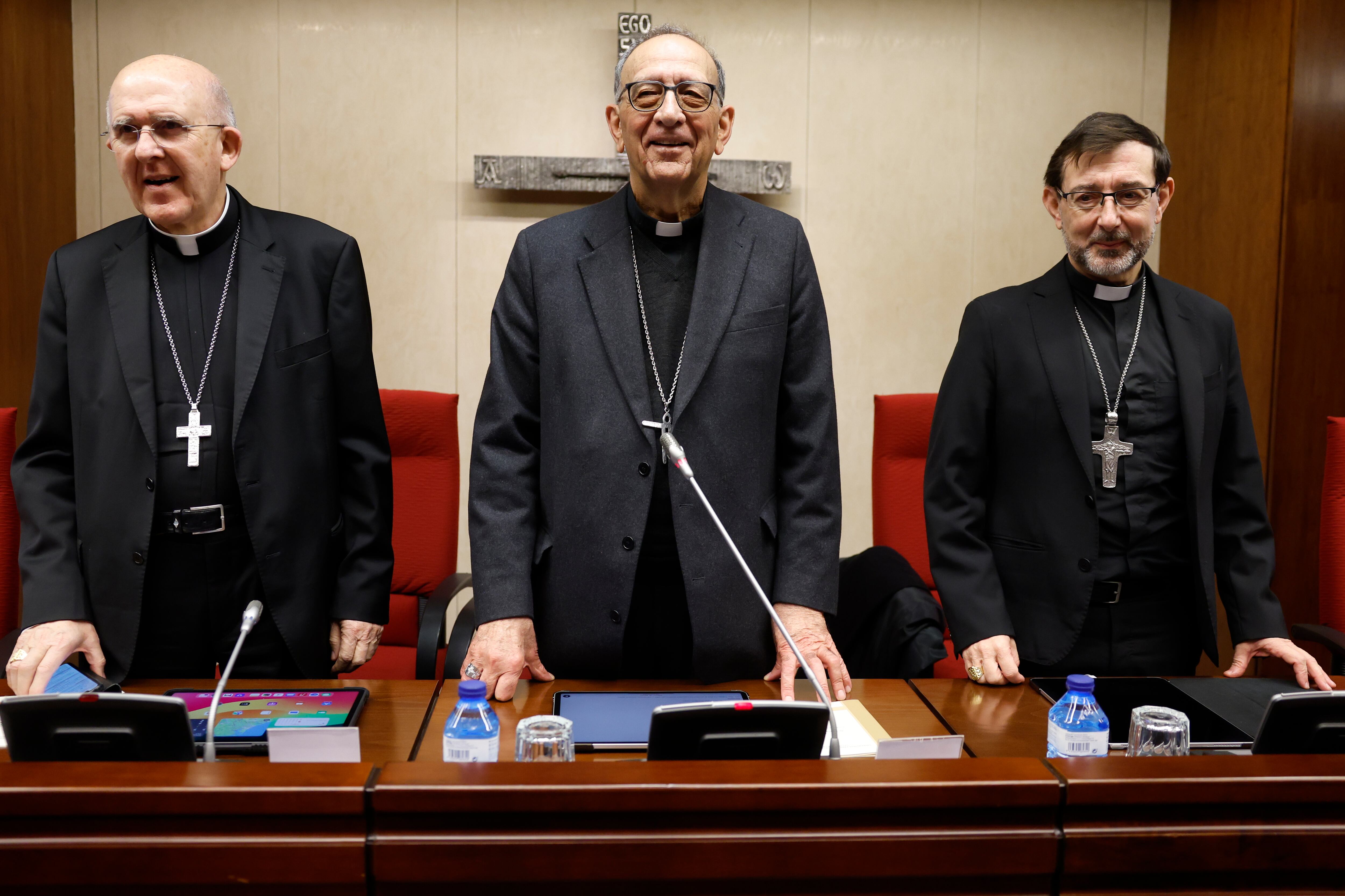 A la derecha, el cardenal arzobispo de Madrid, José Cobo. EFE/ Mariscal