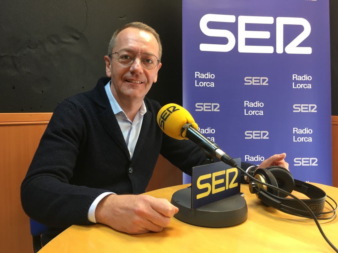 Ramón Mateos en los estudios de Radio Lorca.