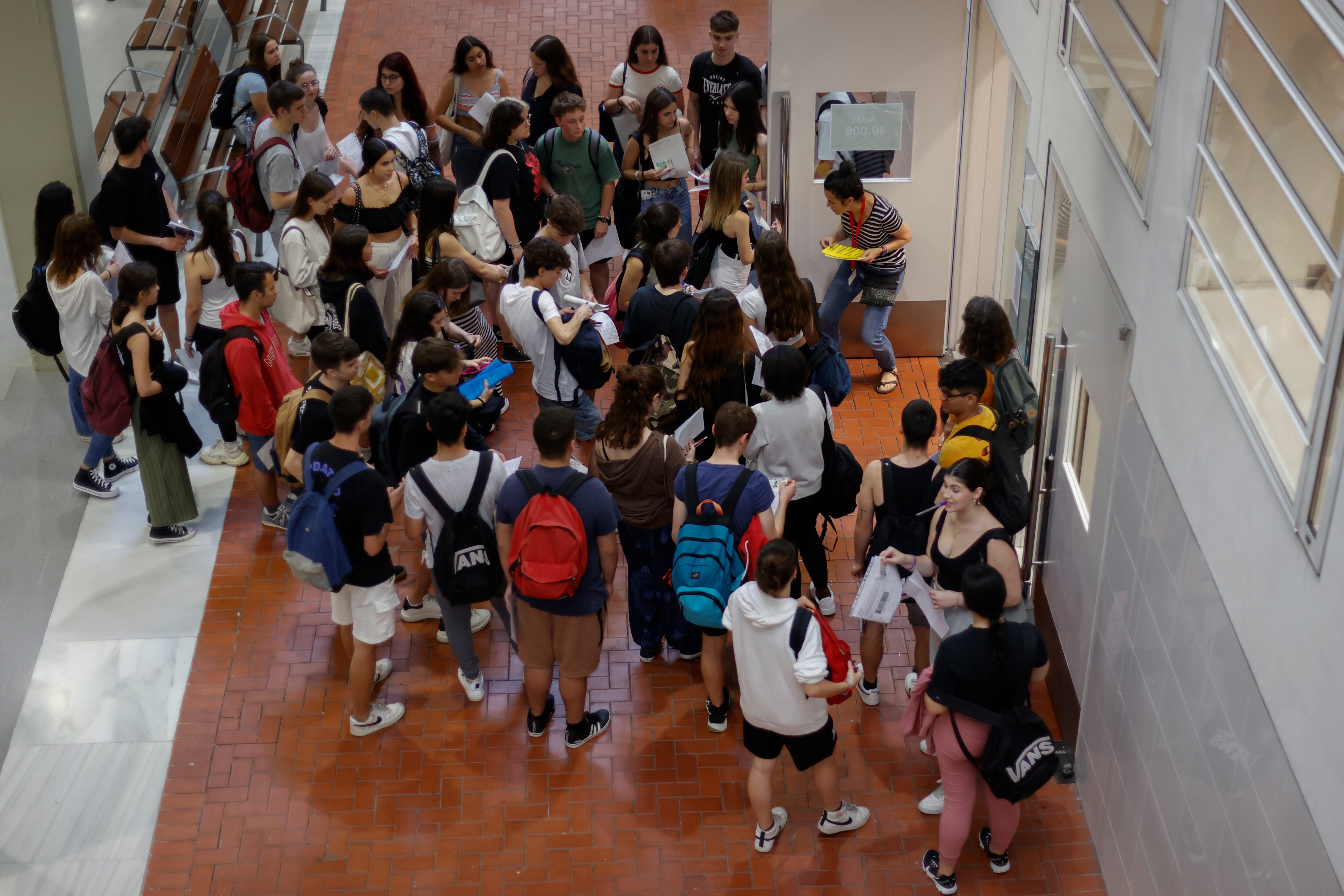 GRAFCAT1325. BARCELONA, 07/06/2023.- Un grupo de estudiantes esperan para entrar en las aulas de la Universidad Pompeu Fabra, este miércoles, cuando un total de 41.671 alumnos catalanes, récord histórico, empiezan las Pruebas de Acceso a la Universidad (PAU), que este año mantienen el formato de las ediciones anteriores, y en las que pueden elegir de manera anónima si prefieren los enunciados de las preguntas en catalán, castellano o aranés. EFE/Toni Albir
