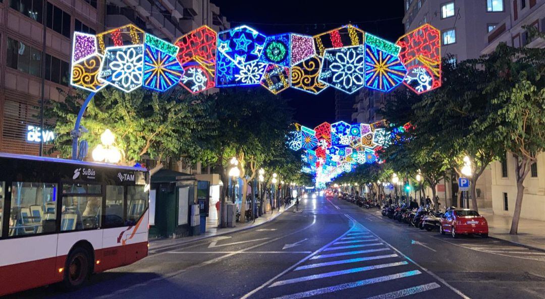 Iluminación navideña en la Rambla de Méndez Núñez