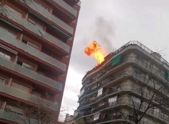La flamarada després de l&#039;explosió a un àtic de Sants, a Barcelona.
